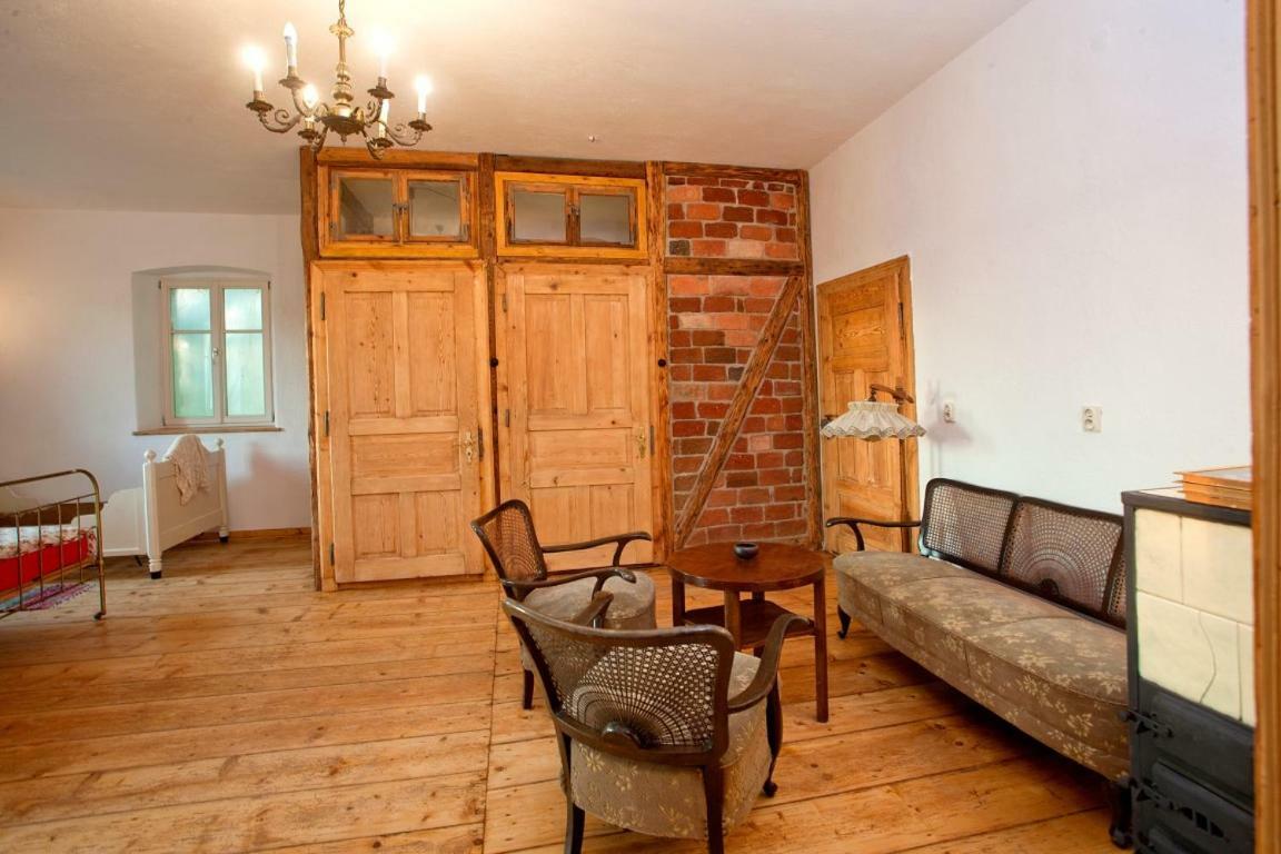 Villa Gosciniec Kaszarnia Kamienne Mirsk Exterior foto